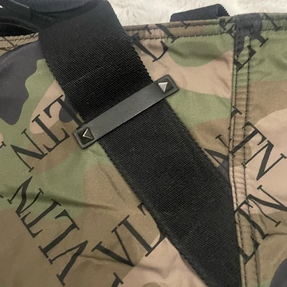 Valentino Garavani VLTN Camouflage-print Holdall Bag - Picture 8 of 12